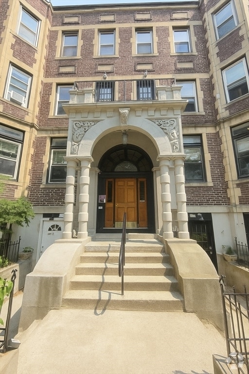 Building Photo - 390 Riverway