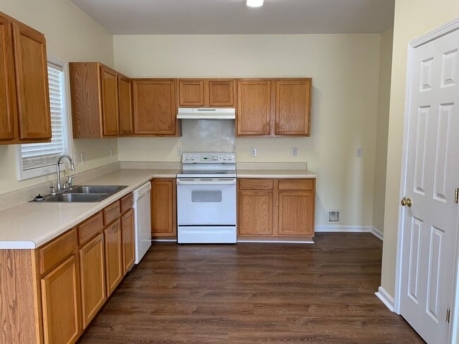 Foto del edificio - SPACIOUS HOME WITH DOWNSTAIRS PRIMARY BEDROOM AND BATH- LAKE WHEELER/ FARMER'S MARKET AREA