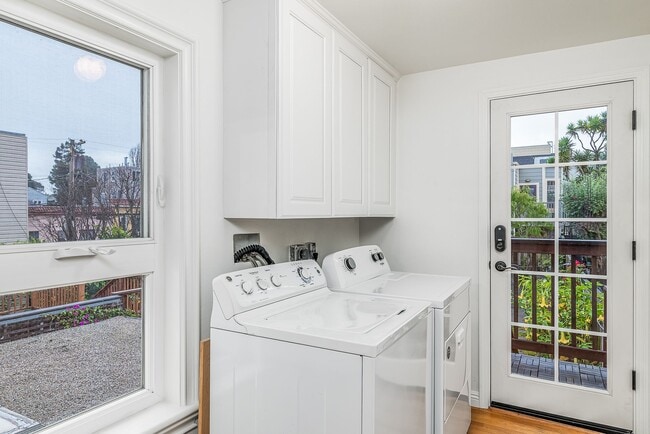 Foto del edificio - Noe Valley: Top Floor 2 bed 1 ba Condo w/ Finished Attic, Tandem Parking, W/D In-Unit, and Shared...