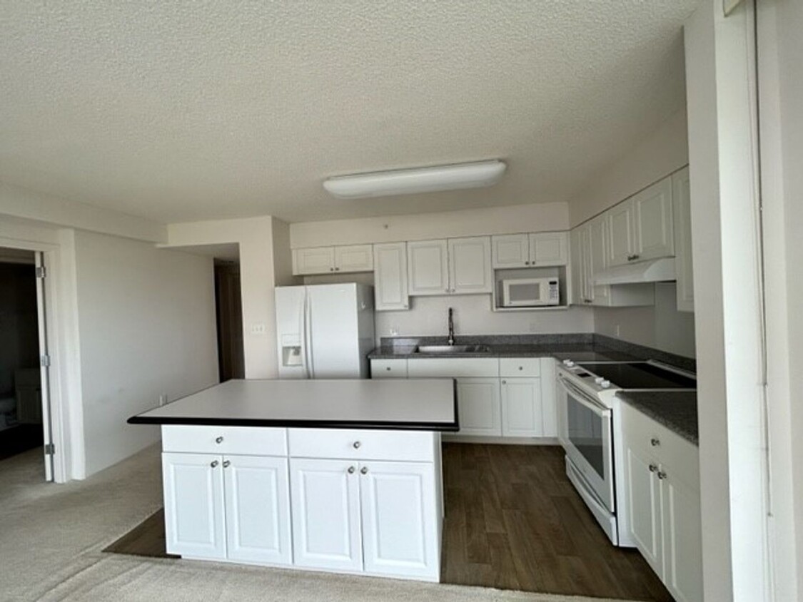 Foto principal - 2-Bedroom, 2-Bath, 2-Parking at 801 South!