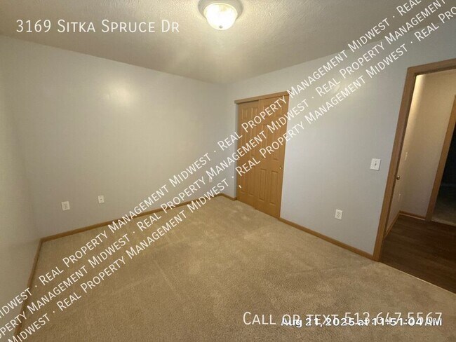 Foto del edificio - 3169 Sitka Spruce Dr