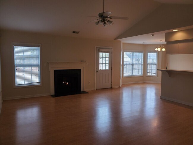 Foto del edificio - BEAUTIFUL 3 BEDROOM HOME!