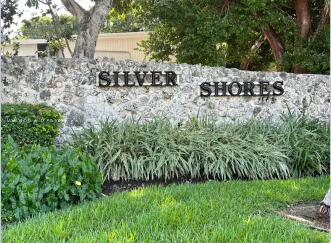 Foto principal - 613 N Emerald Dr