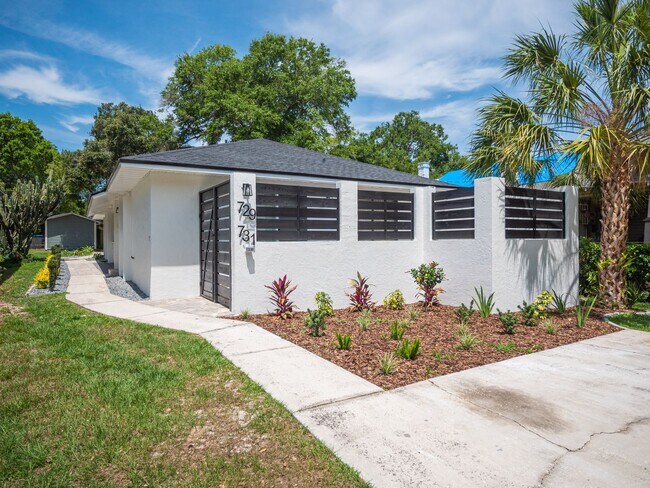 Foto del edificio - Lawn Care Included - Front unit of the dup...