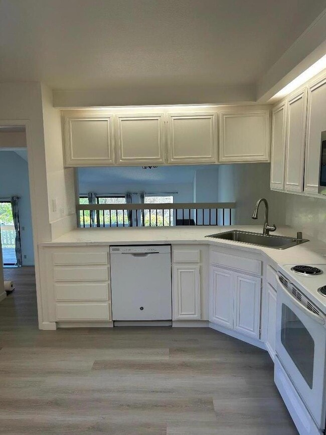 Building Photo - 10 Pyrola Ln