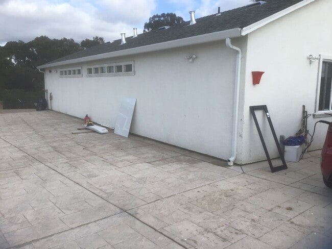 Building Photo - The Perfect Family Oasis in Hayward !