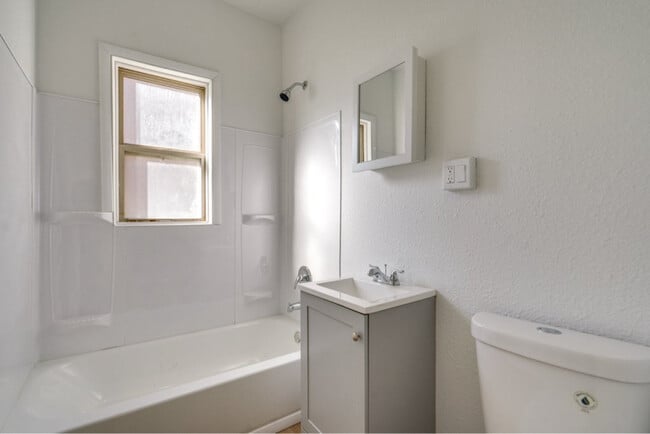 Building Photo - 2828 S Moreland Blvd