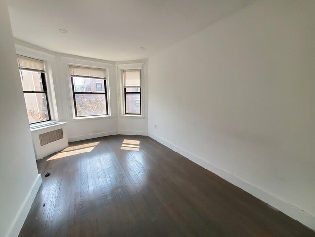 Building Photo - 5 Peterborough St