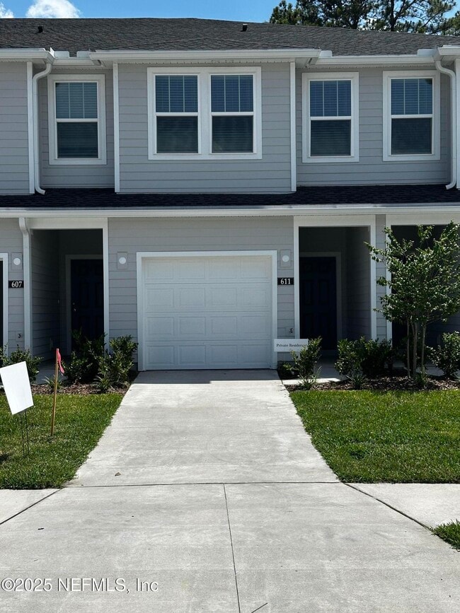 Building Photo - 611 Holly Lks Dr