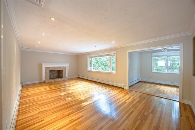 Building Photo - 6 Peachtree Ln