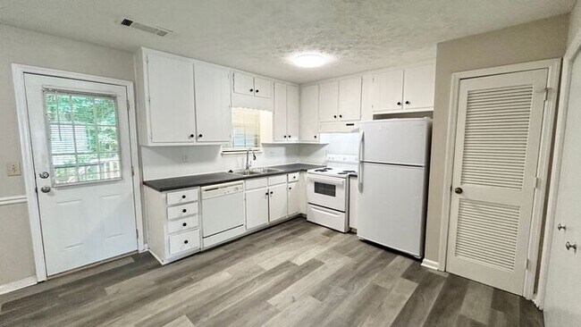 Foto del edificio - Snellville 2 Bed-2.5 Bath Townhouse, Quiet...