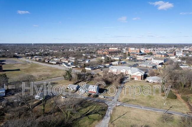 Building Photo - 415 Porterville St