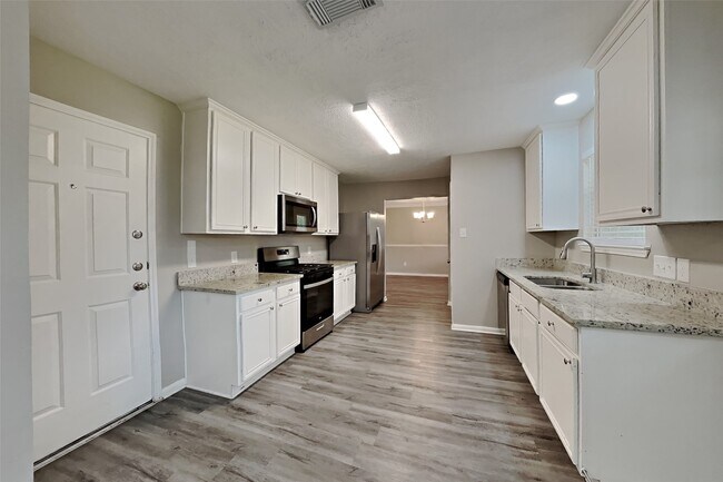 Foto del edificio - 21884 Whispering Forest Dr