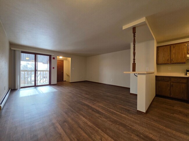 Foto del edificio - Spacious 1 Bedroom 1 Bath Upper Apartment