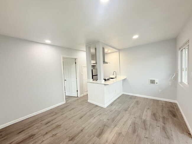Building Photo - FREE Sept Rent with this cozy 1-Bedroom in...