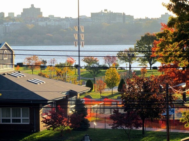 Vista desde la sala de estar/ balcón con vista - 1150 River Rd