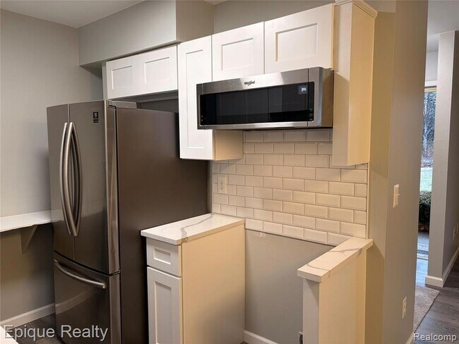 Building Photo - 6946 Foxthorn Dr