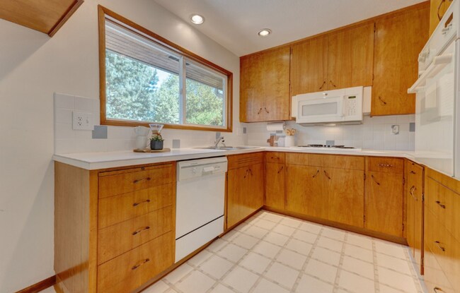 Building Photo - Welcome to this Mid-Century Modern Ranch w...