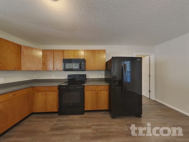 Building Photo - 585 Streamside Dr