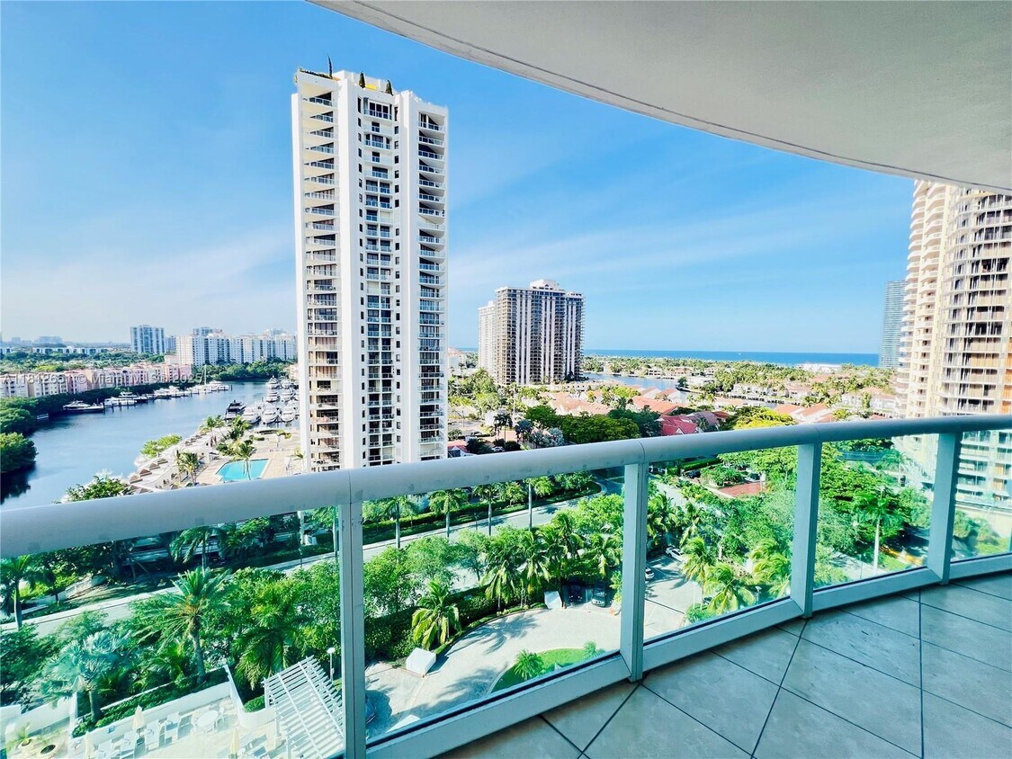 Foto principal - 19400 Turnberry Way