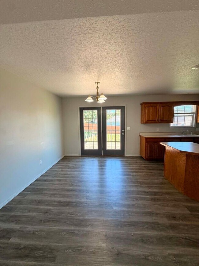 Building Photo - Nice 3 Bedroom 2 Bathroom Single Family Home in Joplin MO with Back Patio and two car garage!!!