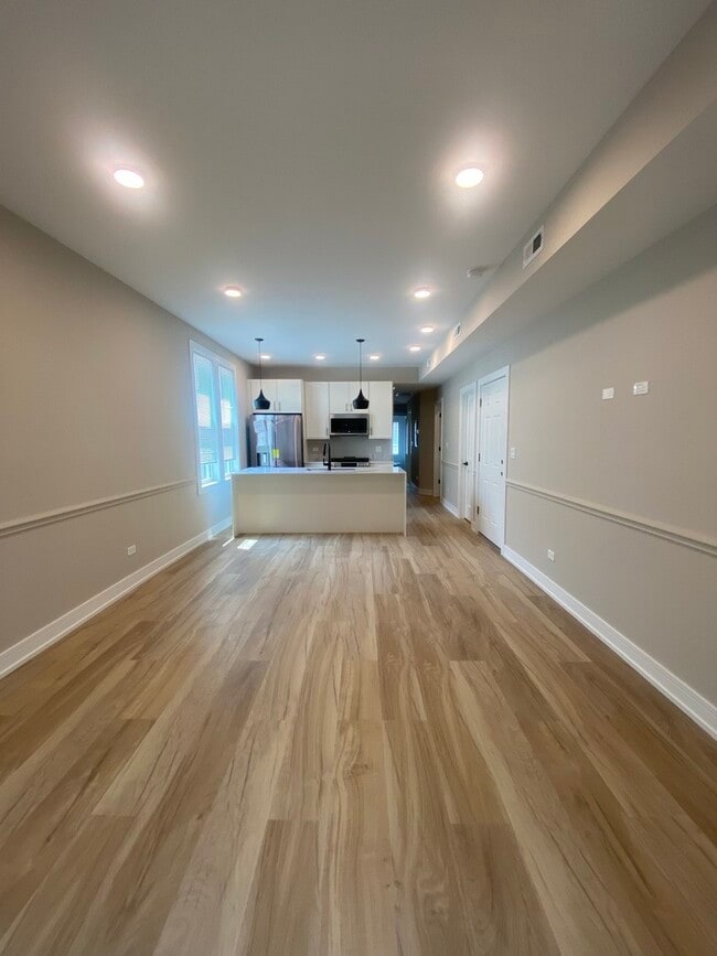 Building Photo - 2934 N Avers Ave