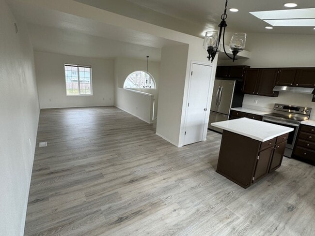 Foto del edificio - Perfect and "LIKE-NEW" family home*** fenc...