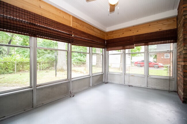 Foto del edificio - 2424 Lambert Dr