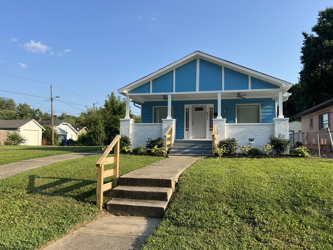 Building Photo - 623 W 40th St