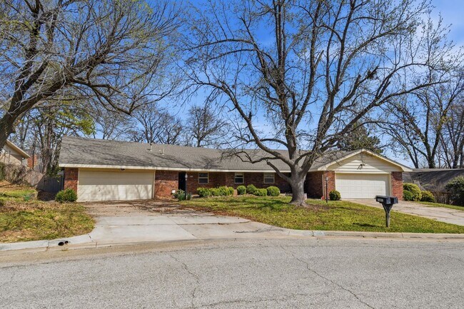 Building Photo - 7001/7003 S Indianapolis Ave Duplex