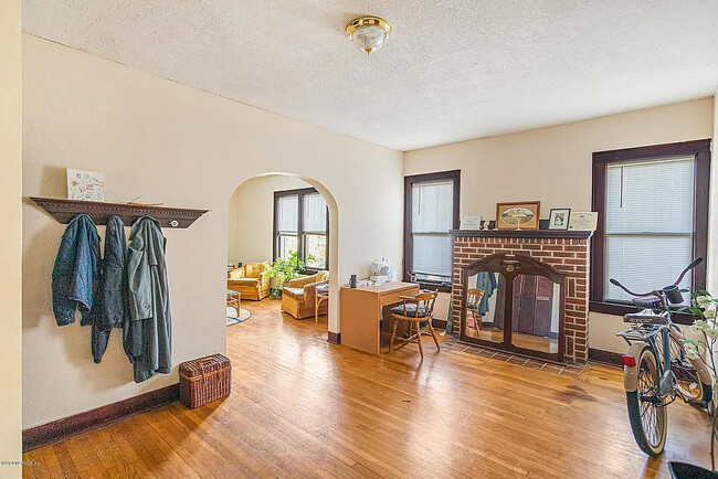 Entrance foyer with in-unit laundry in closet - 809 Acosta Street