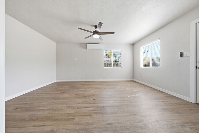 Foto del edificio - Large Brand New Remodeled 1 Bedroom unit with Washer Dryer Hookups - MUST SEE!!!