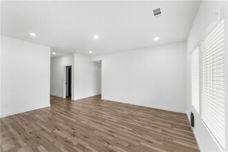 Building Photo - 106 NW Pinwheel St
