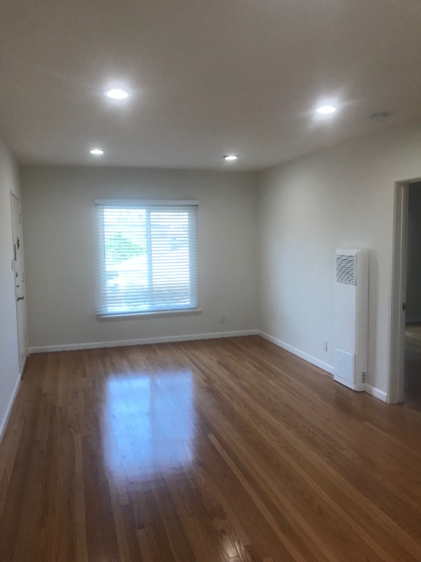 Building Photo - 209 W Maple St
