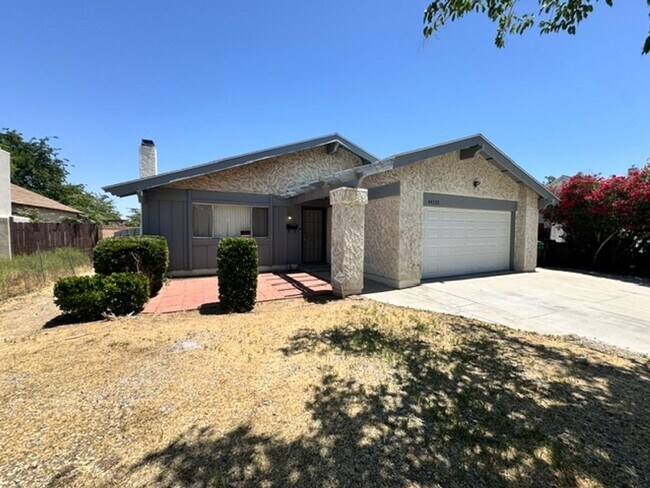 Building Photo - Gorgeous Remodeled 3+2 - $2600