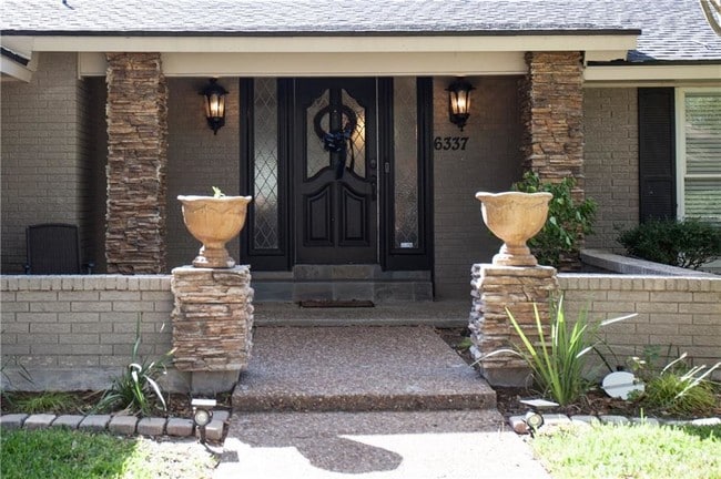 Building Photo - 6337 St Andrews Dr