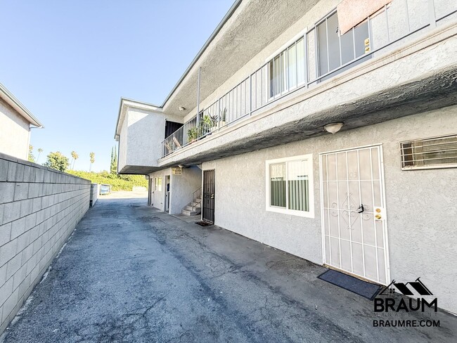 Foto del edificio - 6612 Sylmar Ave