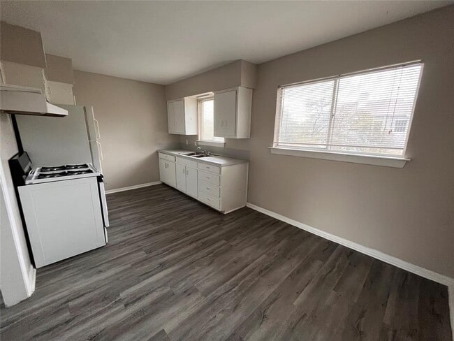 Building Photo - 3106 Duval St