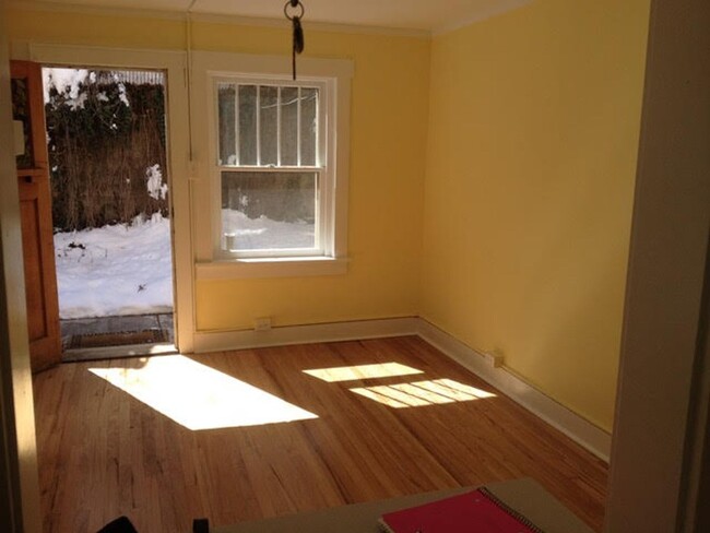 Building Photo - Garden Level One Bedroom In 4-Plex Home Cl...