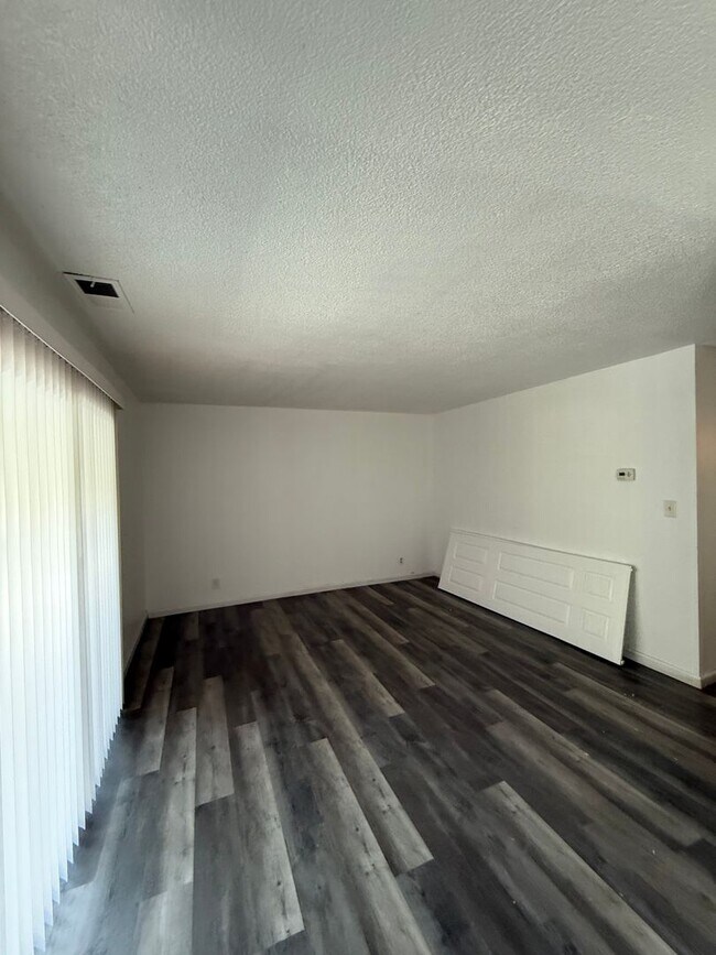 Foto del edificio - Beautifully Newly Refurbished Condo, 2 Bed...