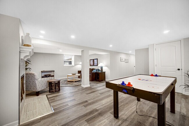 Foto del edificio - 706 Christy Ln