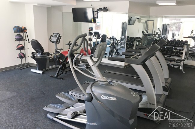 Building Photo - Doorman Building! 2BR in Brighton Beach!