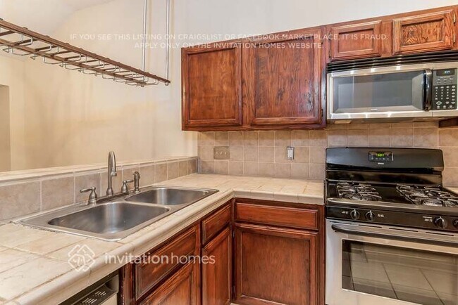 Foto del edificio - 15806 Locust Grove Dr