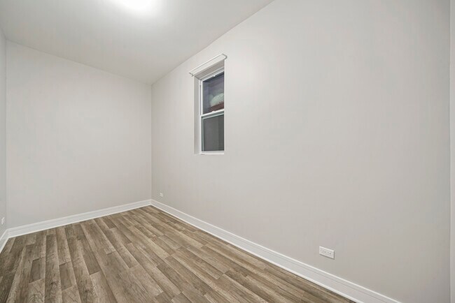 Building Photo - 4810 S Hermitage Ave