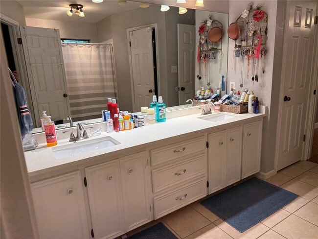 Building Photo - 4903 Summerset Trail