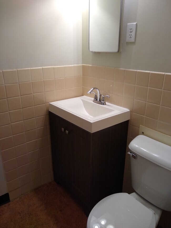 medio baño en el primer piso - 4553 Cedar Ave S
