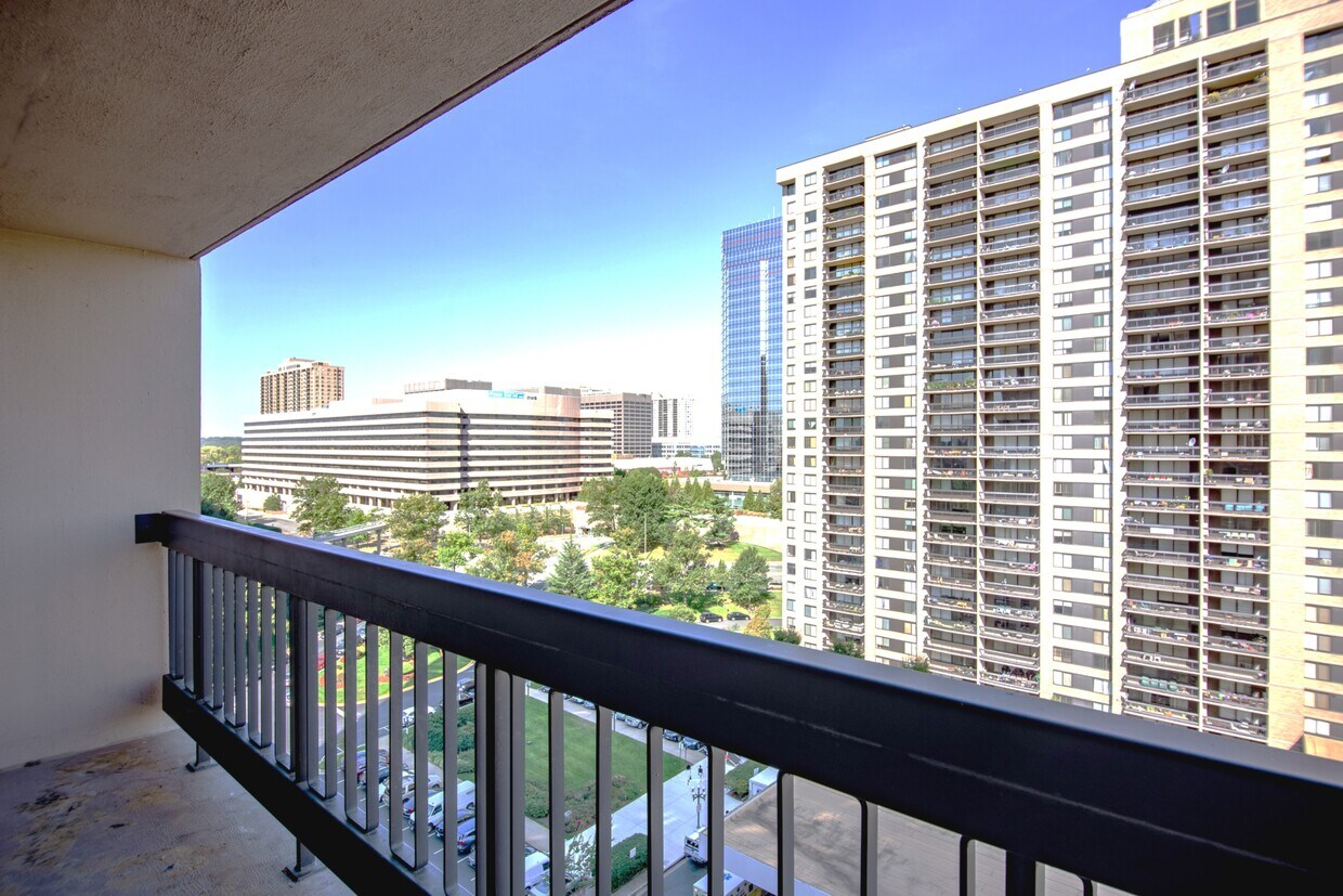 Hugh Balcony - 3701 S George Mason Dr (Falls Church, VA)