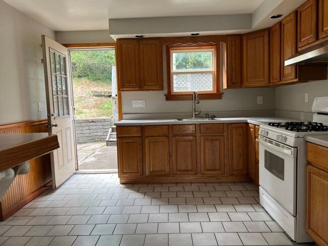 Foto del edificio - Charming 1-Bedroom Home with Walk-In Close...