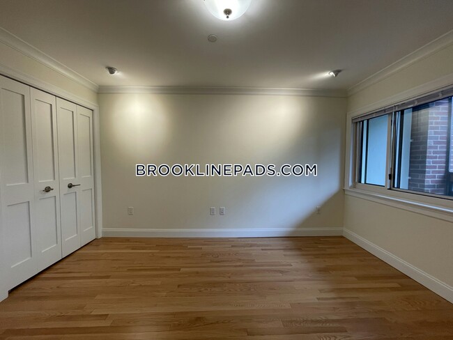 Building Photo - 1443 Beacon St