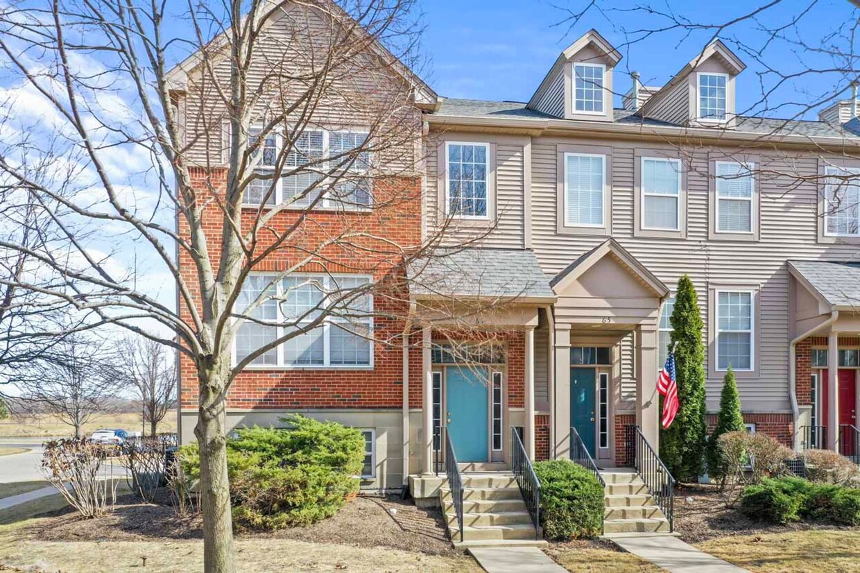 Primary Photo - Highly Desirable Tri-Level Townhome in Vil...